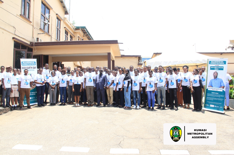 •	THE MAYOR IN A GROUP PHOTOGRAPH WITH THE YOUTH GROUPS
